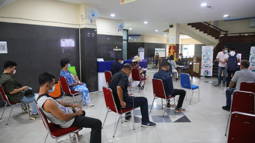 Suasana tes covid-19 di Bandara Ngurah Rai, Bali, Minggu (10/1/2021)