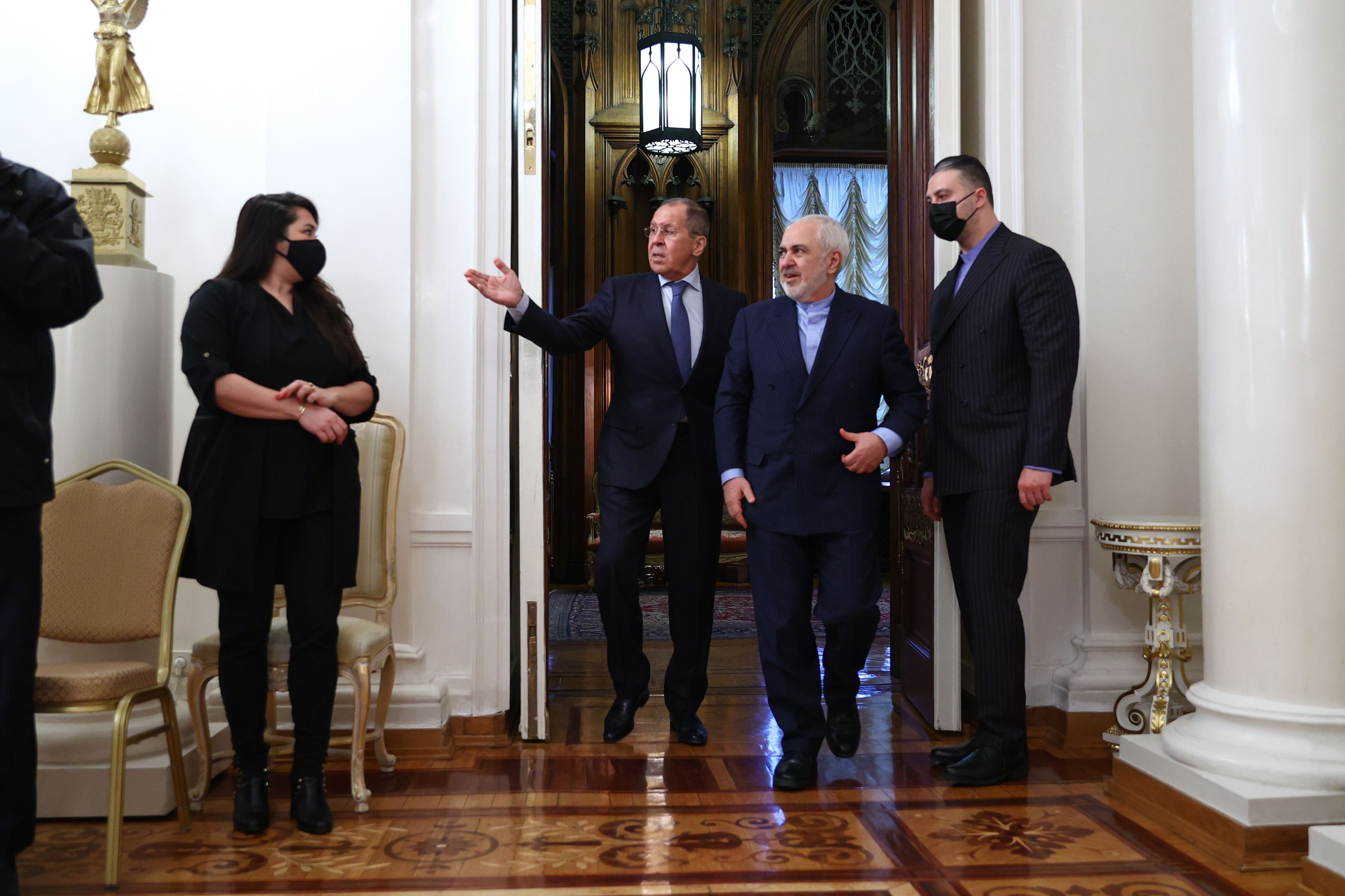 Menteri Luar Negeri Rusia Sergei Lavrov bertemu dengan mitranya dari Iran Mohammad Javad Zarif di Moskow, Selasa (26/1).