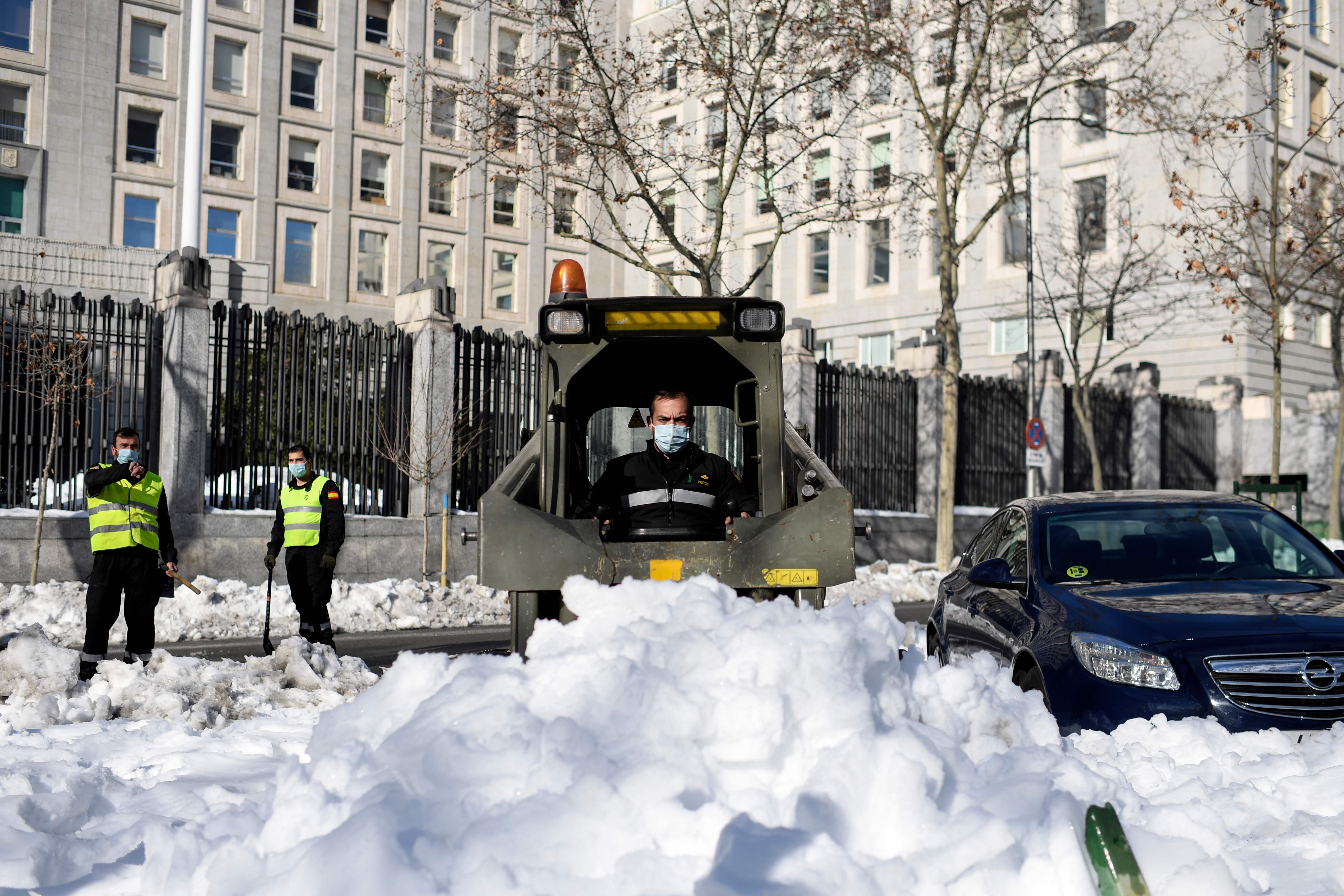 Petugas membersihkan jalanan Kota Madrid dari salju.