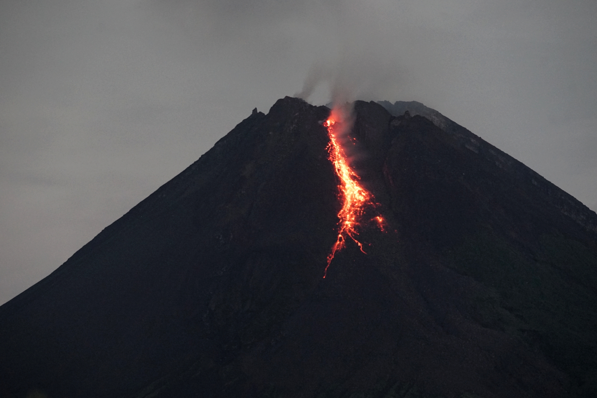 Dalam 12 Jam, Merapi Luncurkan 56 Lava Pijar
