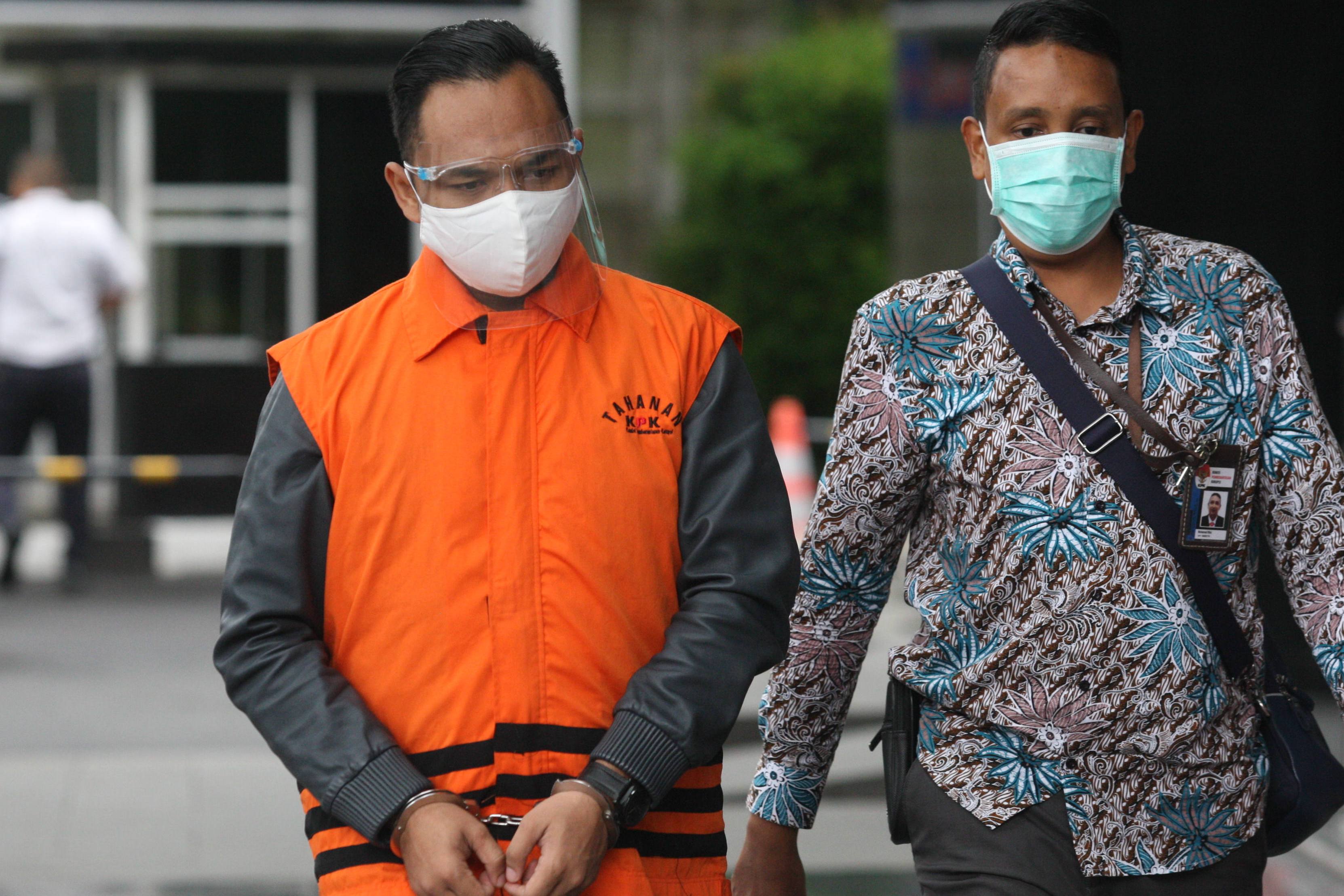 Tersangka staf dari istri Edhy Prabowo, Ainul Faqih (rompi tahanan) menjalani pemeriksaan di Gedung KPK, Jakarta, Selasa (5/1).