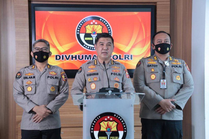 Kepala Bagian Penerangan Umum Divhumas Polri Kombes Pol Ahmad Ramadhan (tengah).