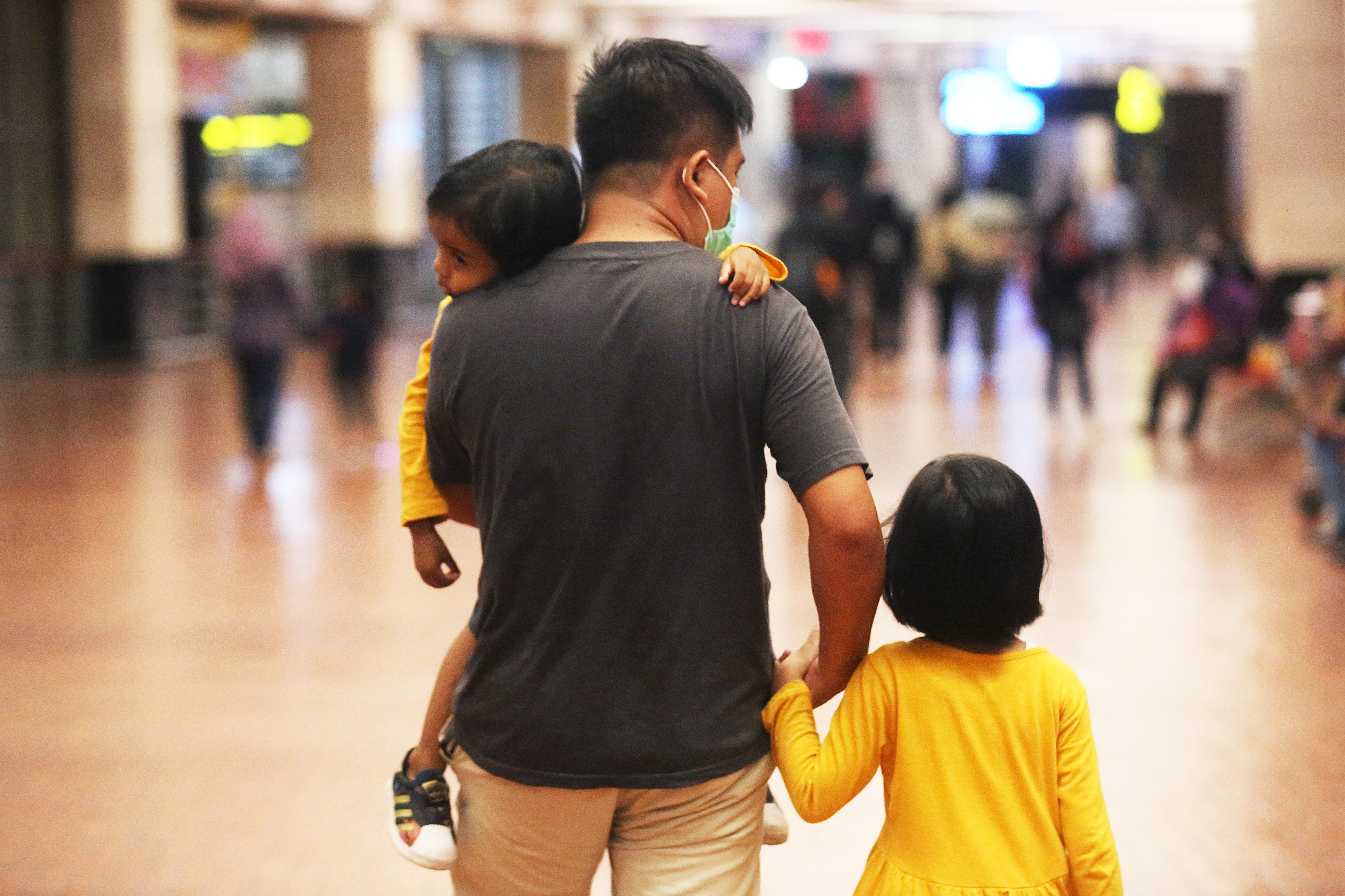 Keluarga korban Sriwijaya Air SJ-182, Irfansyah Riyanto bersama dua anaknya, meninggalkan bandara seusai melapor di posko crisis center.