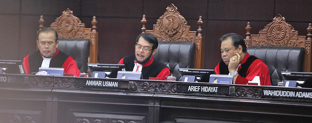 Ketua Majelis Hakim Konstitusi Anwar Usman (tengah) dengan didampingi dua hakim konstitusi Arief Hidayat (kanan) dan Suhartoyo.