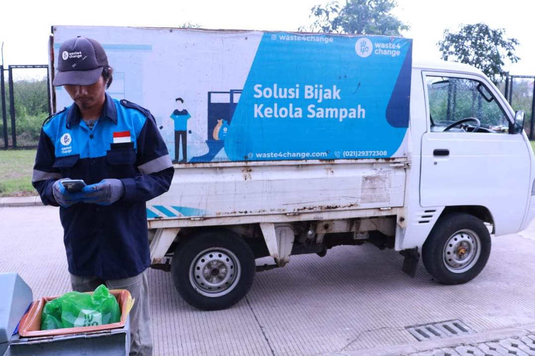 Layanan jasa angkut dan daur ulang sampah.