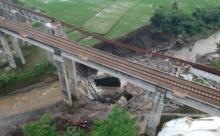 Foto udara jembatan rel kereta api (KA) yang ambruk di Dukuh Timbang, Desa Tonjong, Brebes, Jawa Tengah, Selasa (12/1/2021).