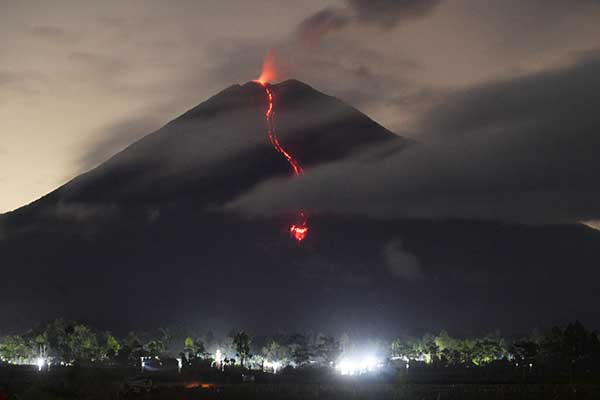 Lava pijar meluncur dari puncak Gunung Semeru terlihat dari Desa Oro Oro Ombo, Lumajang, Jawa Timur, kemarin.