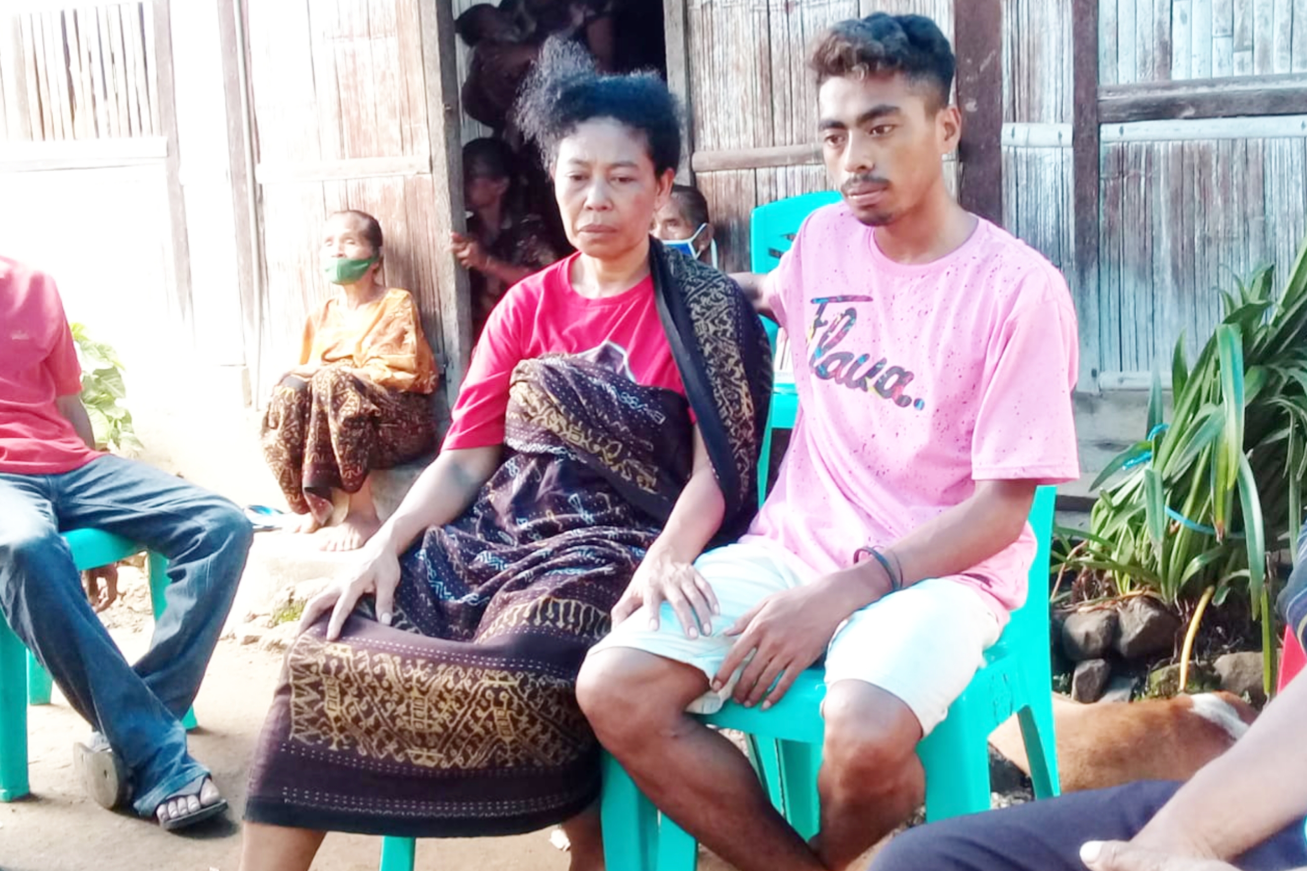 Ibu kandung dan adik korban di Desa Pora, Kabupaten Ende, Nusa Tenggara Timur.