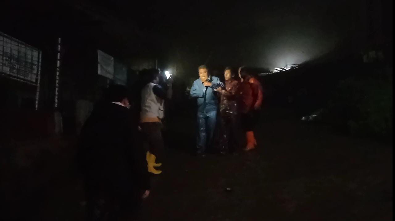 Suasana evakuasi korban longsor di Dusun Kondang, Desa Cihanjuang, Kabupaten Sumedang Jawa Barat