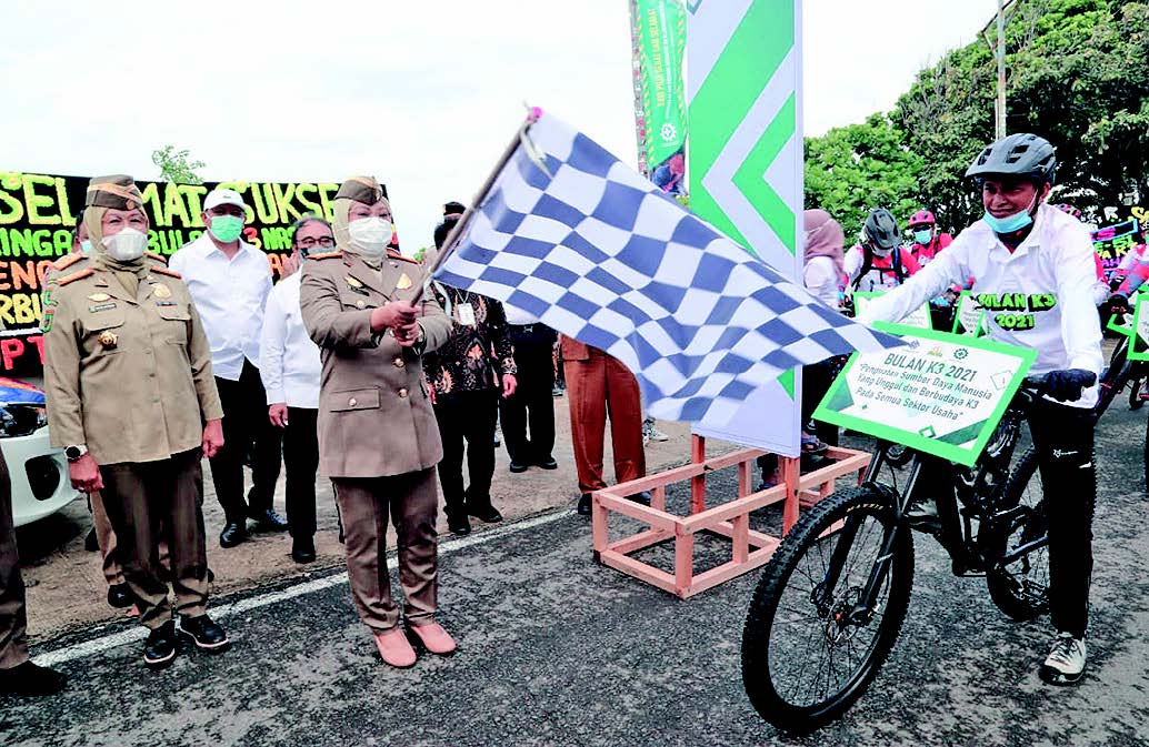 Menteri Ketenagakerjaan Ida Fauziyah melepas peserta dalam kegiatan peringatan Bulan K3 Nasional 2021 di Sabang, Provinsi Aceh, kemarin.