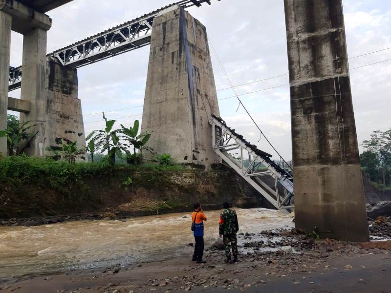 Jembatan kereta api jalur tengah di Sungai Glagah Desa Tonjong Kecamatan Tonjong Kabupaten Brebes Jawa Tengah ambruk Selasa (12/1/2021).