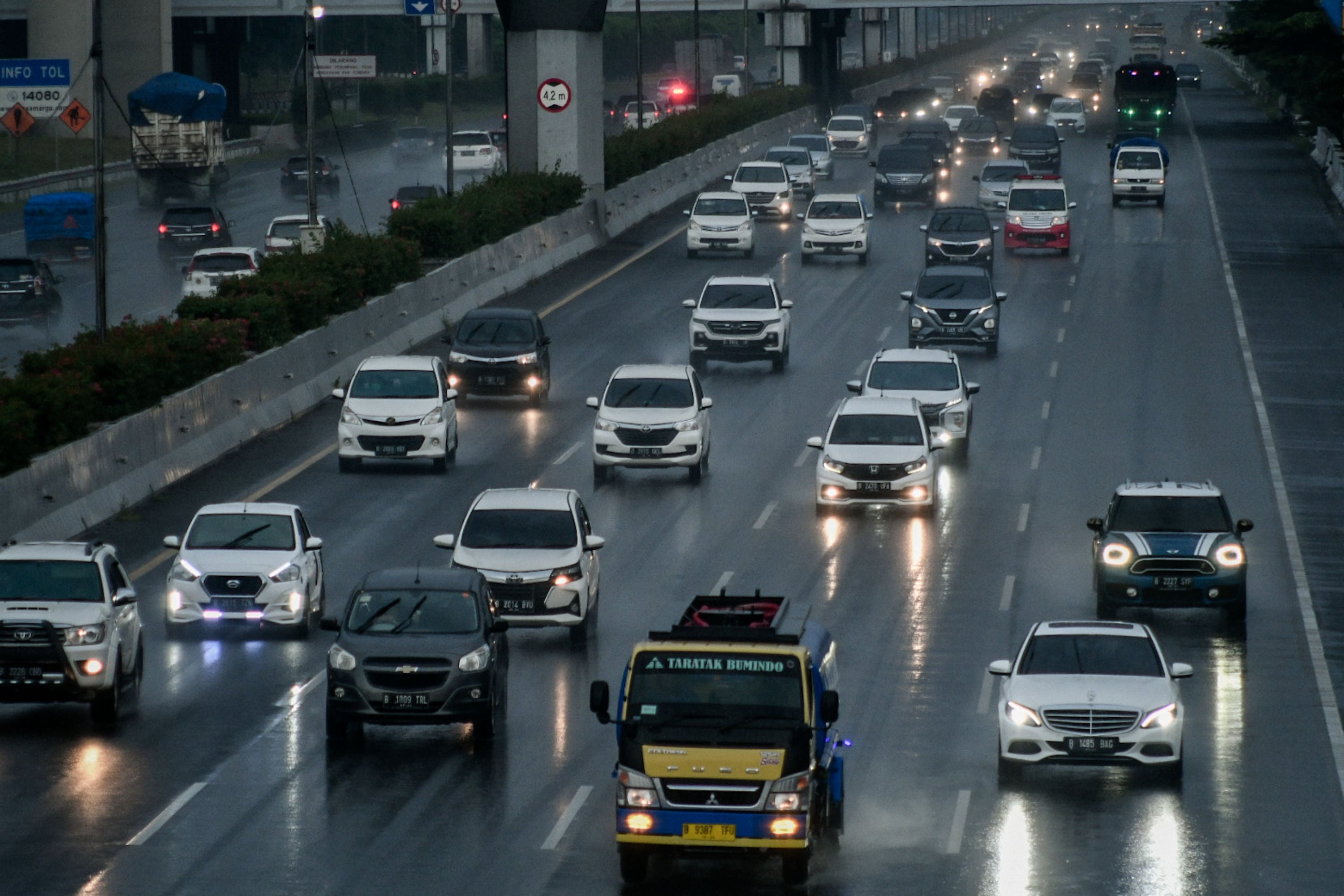 Arus kendaraan melintasi ruas jalan Tol Jagorawi di kawasan Ciracas, Jakarta Timur.