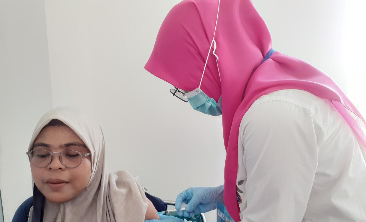 Thuraiqiyyah Syamsuddin, jurnalis perempuan pertama yang disuntik vaksin Sinovac