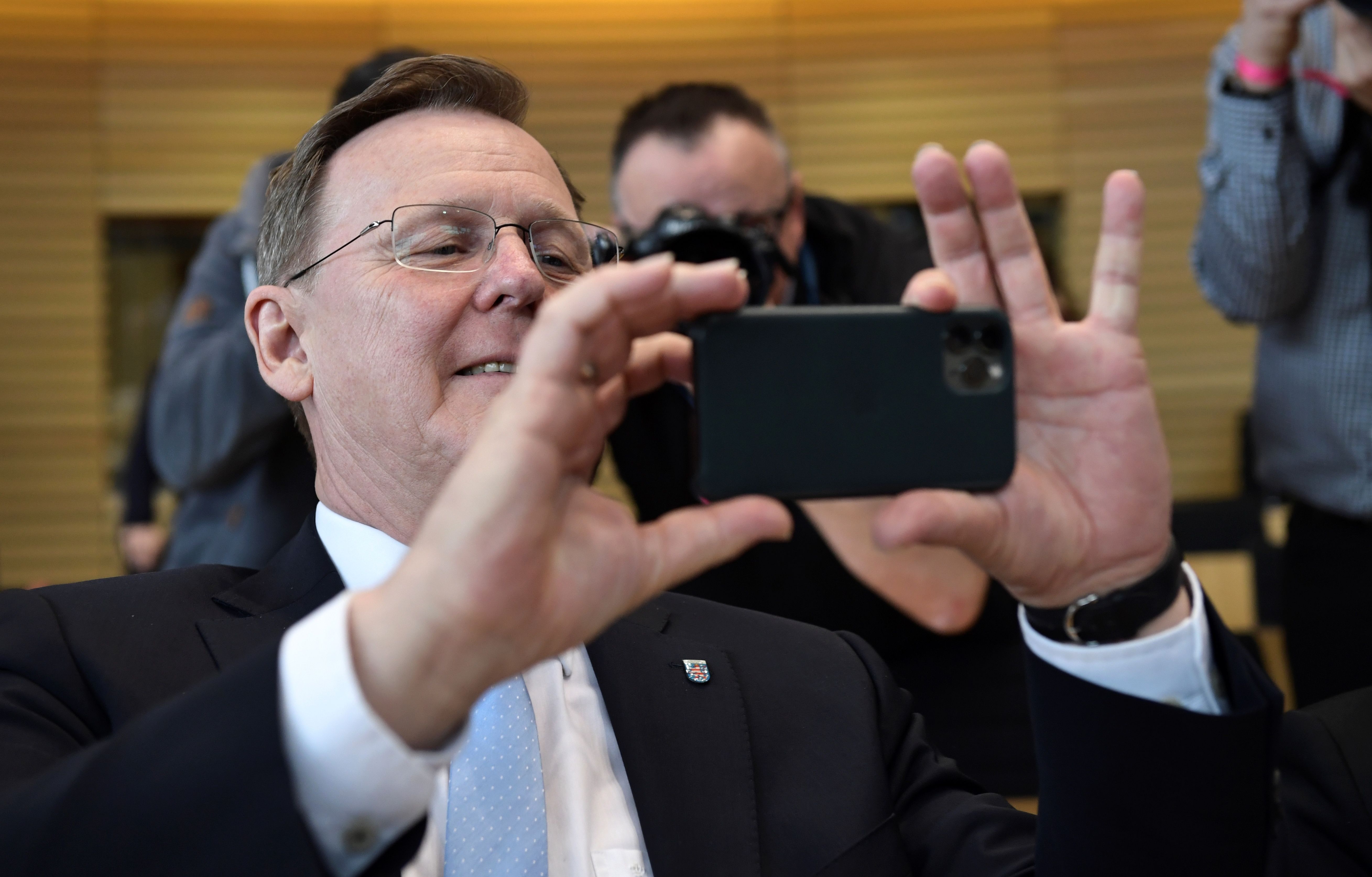 Politikus Jerman, Bodo Ramelow memotret dengan ponselnya 