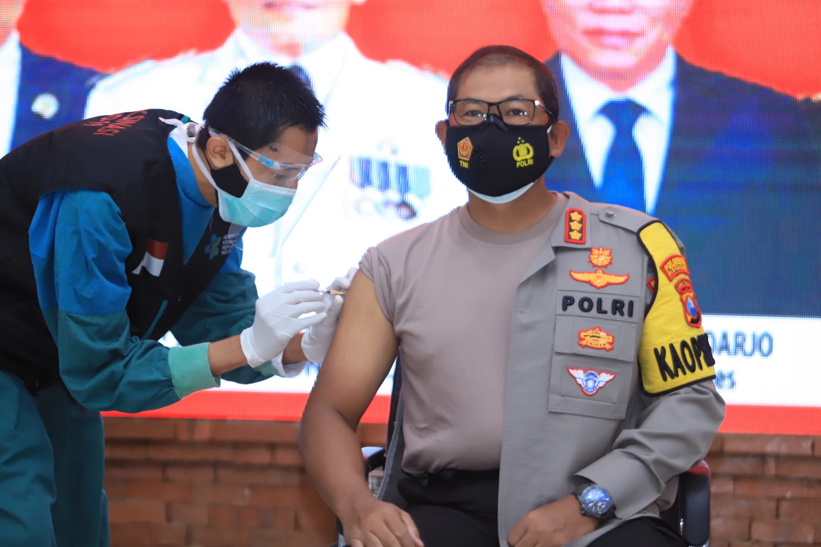 Vaksinator menyuntikkan vaksin covid-19 Sinovac kepada Forkopimda Kabupaten Sidoarjo, Jumat (29/1/2021).