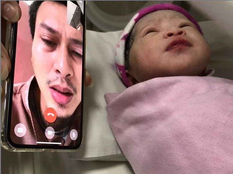 Pebulu tangkis ganda putra Mohammad Ahsan menyapa anak ketiganya yang baru lahir dari ponsel karena tampil di World Tour Finals di Bangkok.
