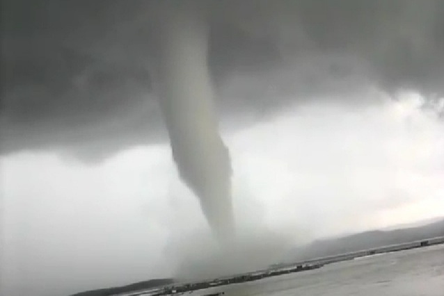 Angin puting beliung di Waduk Gajah Mungkur.