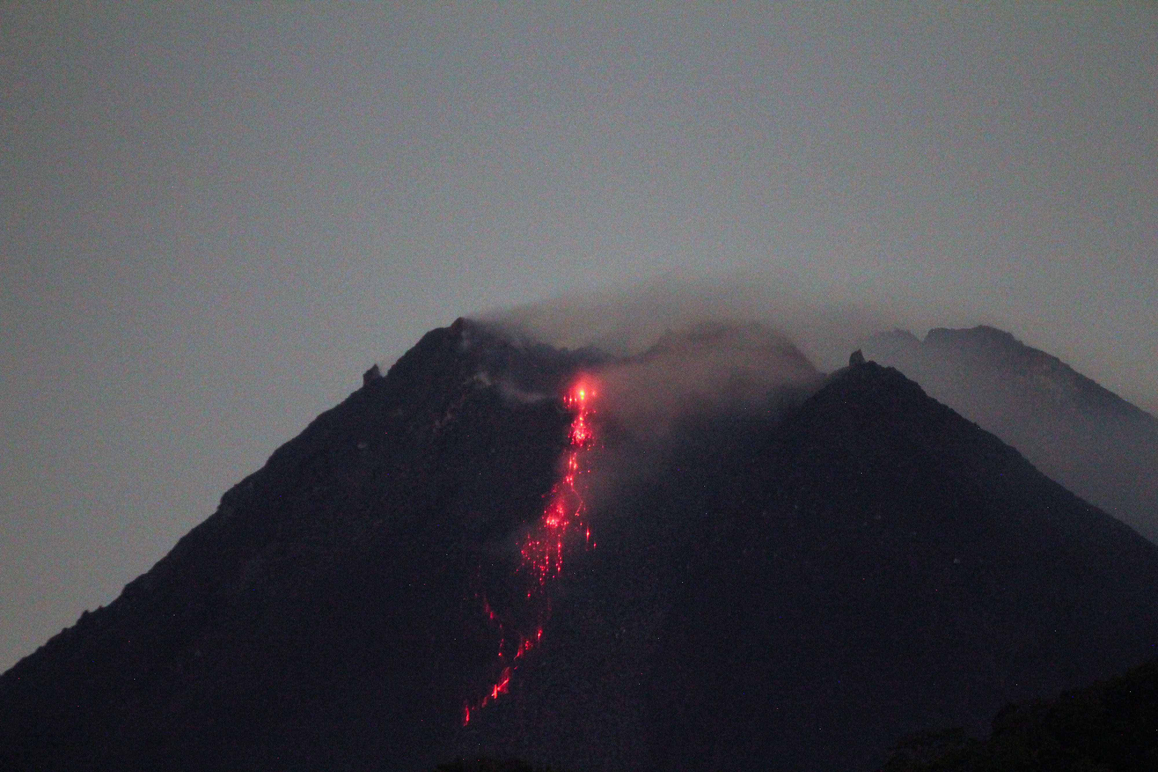 Gunung Merapi mengeluarkan lava pijar yang tampak dari Purwobinangun, Pakem, Sleman, Yogyakarta, Selasa (5/1/2021)