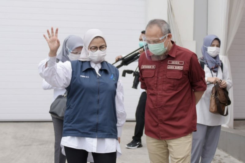 Sekda Jabar Setiawan Wangsaatmaja seusai meninjau vaksinasi massal untuk tenaga kesehatan di Poltekes Kemenkes Bandung, Sabtu (30/1).