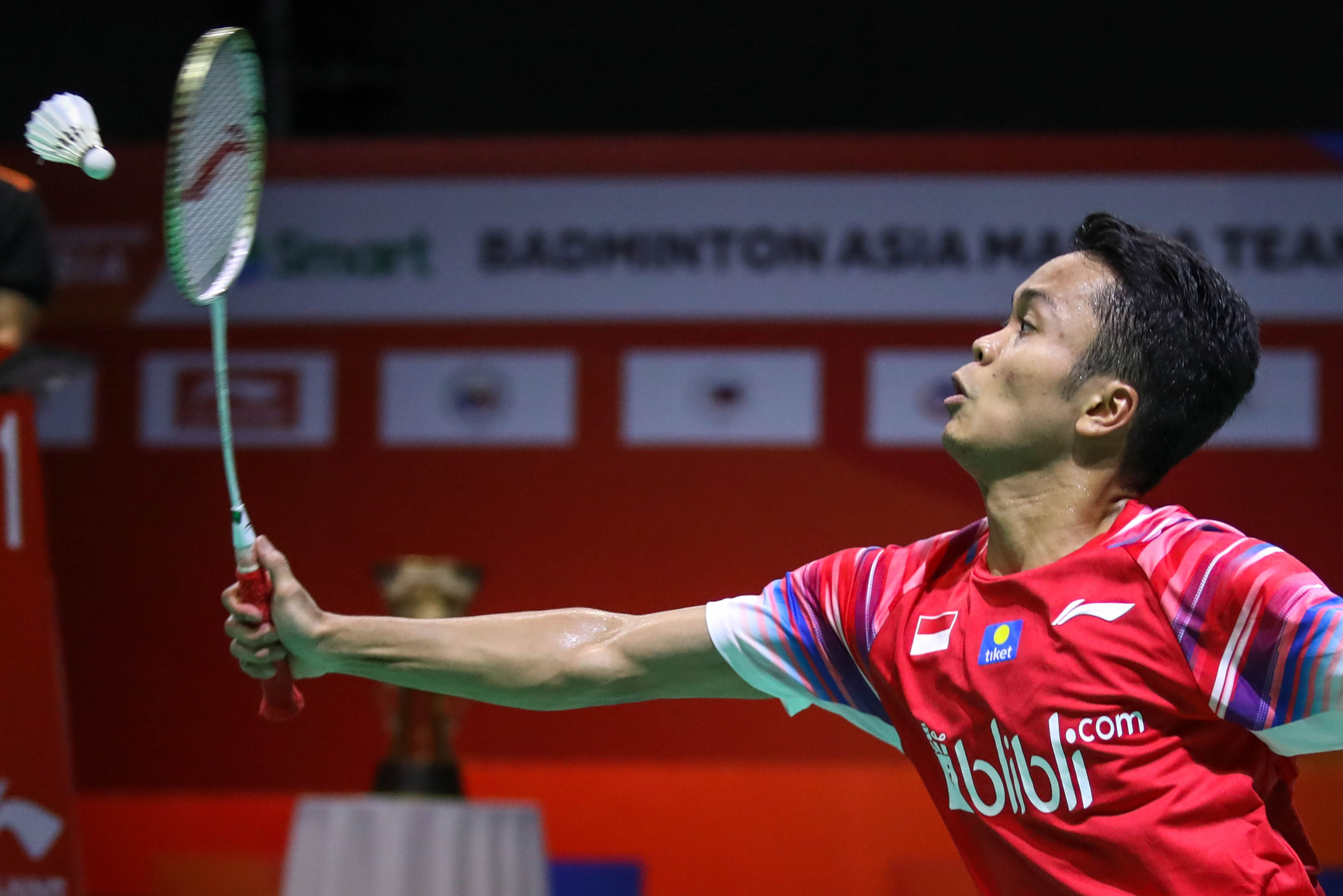 Pebulu tangkis tunggal putra Indonesia Anthony Sinisuka Ginting mengembalikan kok ke arah lawannya.