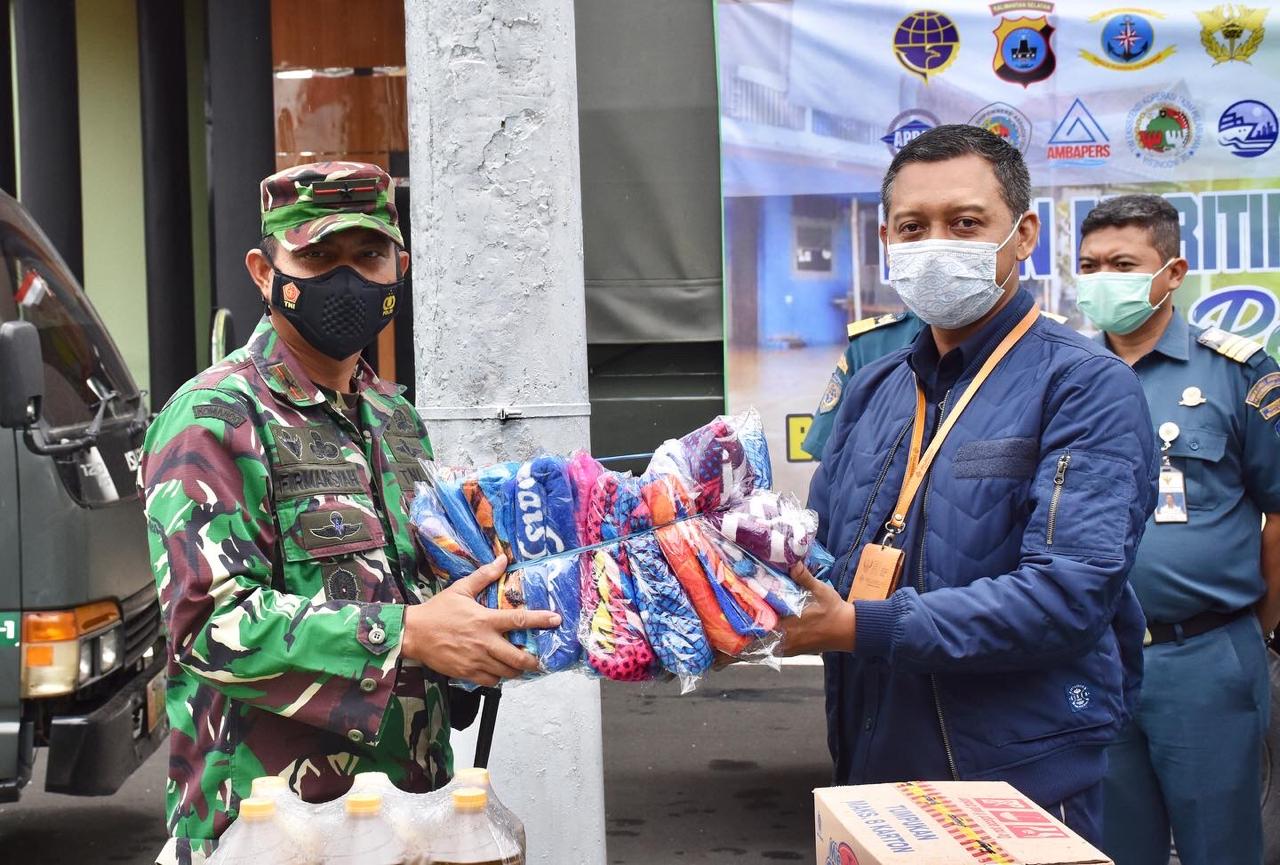 Regional Manager SDM dan Umum Pelindo III Regional Kalimantan Wahyu Eko Yulianto (kanan) saat menyerahkan bantuan.