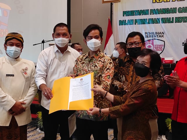 Pasangan Gibran Rakabuming Raka-Teguh Prakosa menerima surat penetapan sebagai wali kota-wakil wali kota Surakarta periode 2020-2025. 