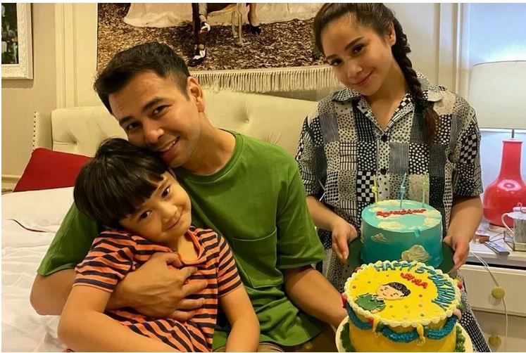 Raffi Ahmad dan Nagita Slavina bersama Rafathar.