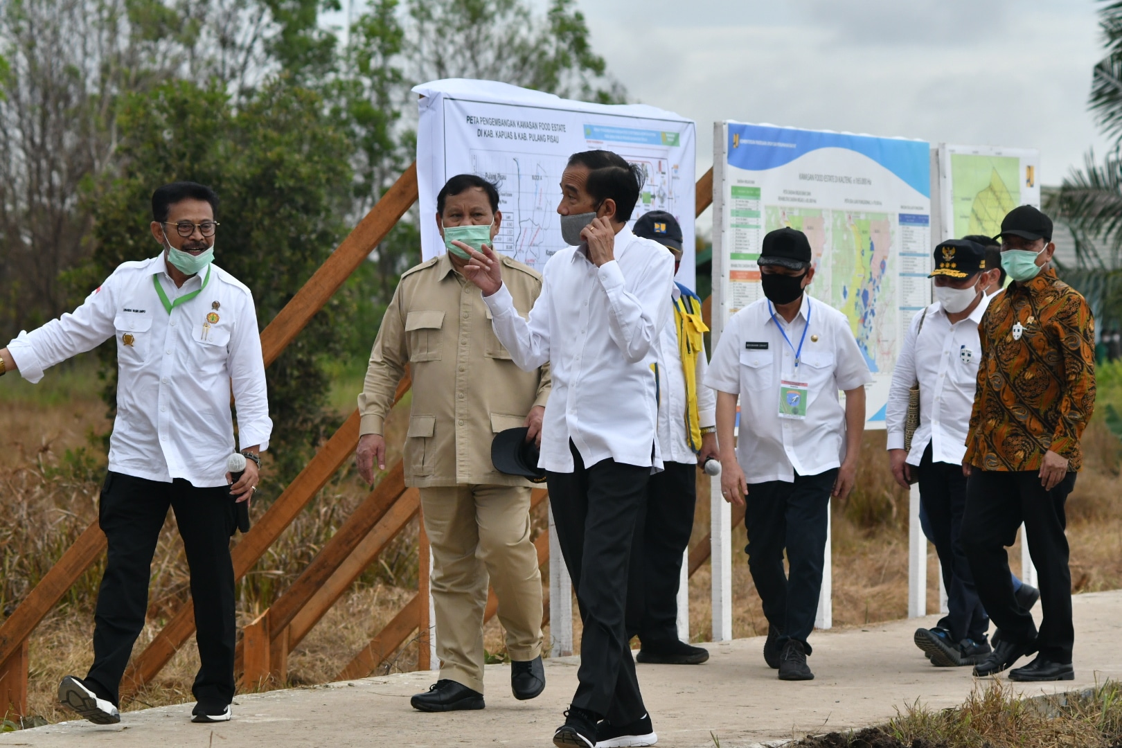 Presiden Joko Widodo saat meninjau lokasi food estate di Kalimantan Tengah, Kamis (9/7/2020).
