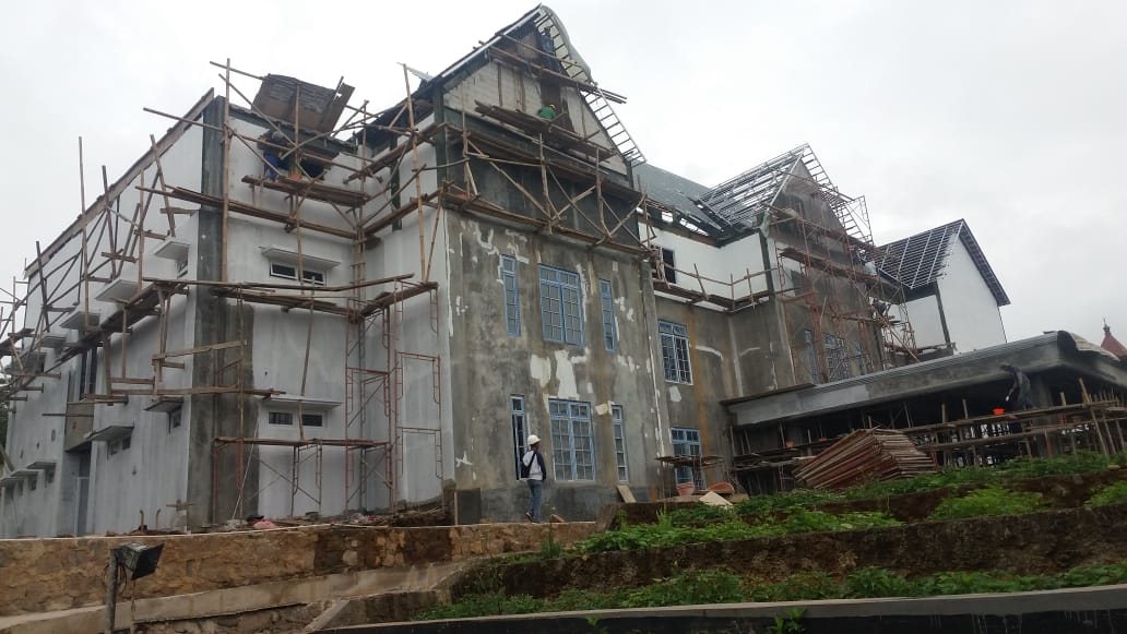  Sejumlah pekerja sedang mengerjakan pembangunan Gedung Sekretariat Daerah (Setda) Kabupaten Cianjur, Jawa Barat, senilai Rp13,7 miliar.