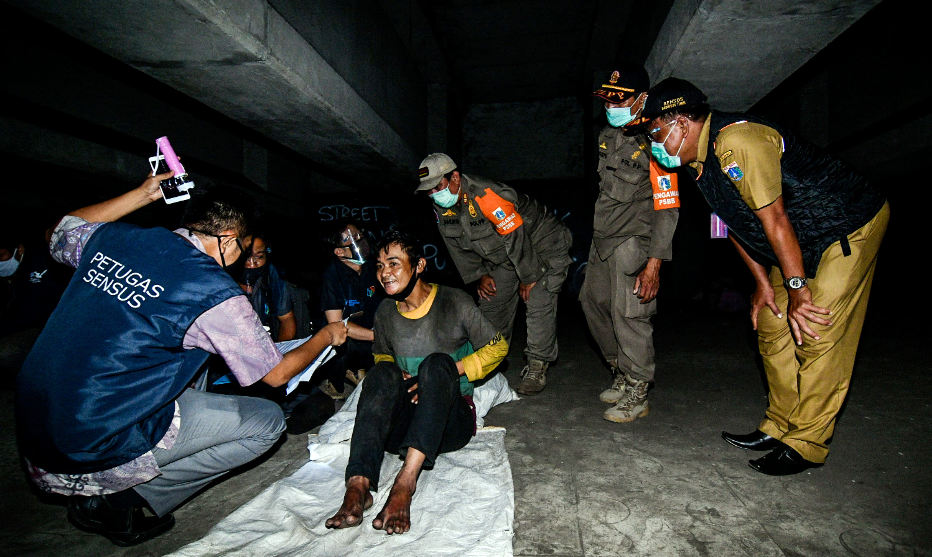 Petugas sensus Badan Pusat Statistik (BPS) Jakarta Timur melakukan pendataan terhadap tunawisma di Kawasan Ciracas, Jakarta,  