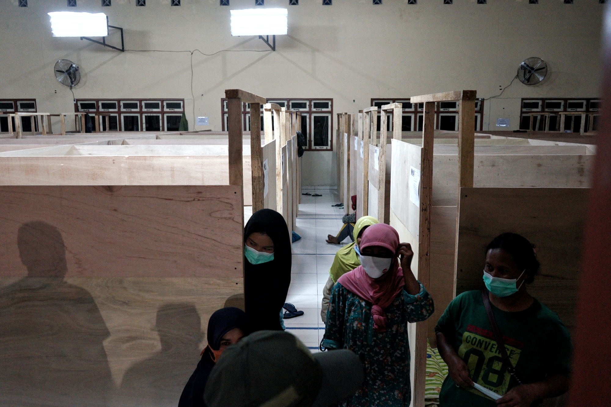 Warga berkumpul di barak pengungsian Purwobinangun, Pakem, Sleman, D.I Yogyakarta.