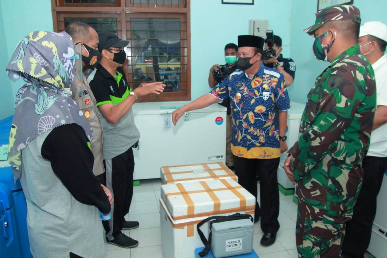 Bupati Lamongan Fadeli didampingi Kapolres AKBP Miko Indrayana dan Dandim Letkol Infantri Sidik Wiyono memantau persiapan vaksinasi covid.