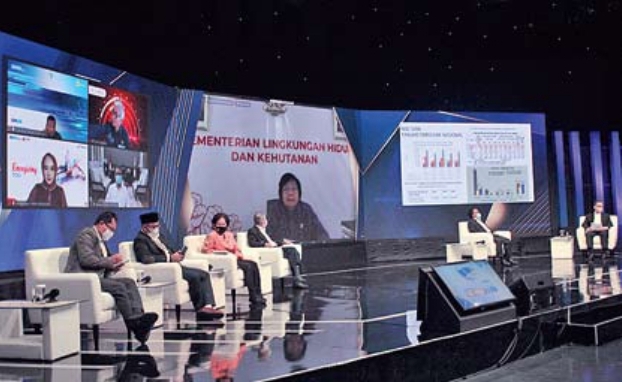  Menteri Lingkungan Hidup dan Kehutanan (LHK) Siti Nurbaya (belakang layar) tampil dalam Media Group News (MGN) Summit Indonesia 2021.