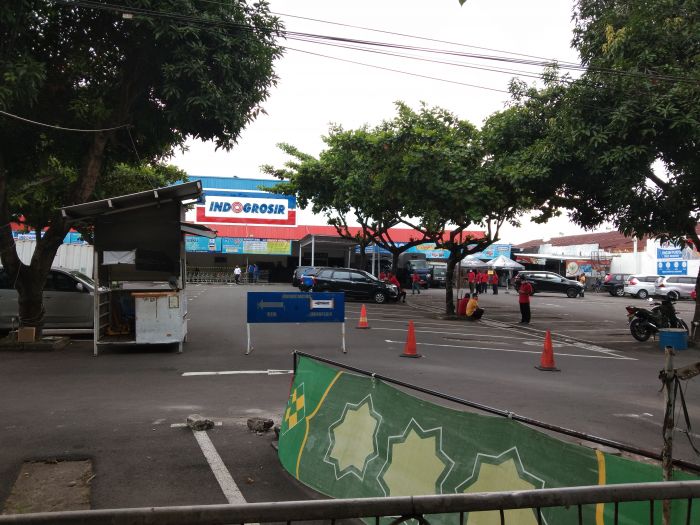 Ilustrasi : Bupati Sleman Sri Purnomo menutup sementara pusat perbelanjaan Indogrosir, Mlati, Sleman setelah salah satu karyawannya positif 