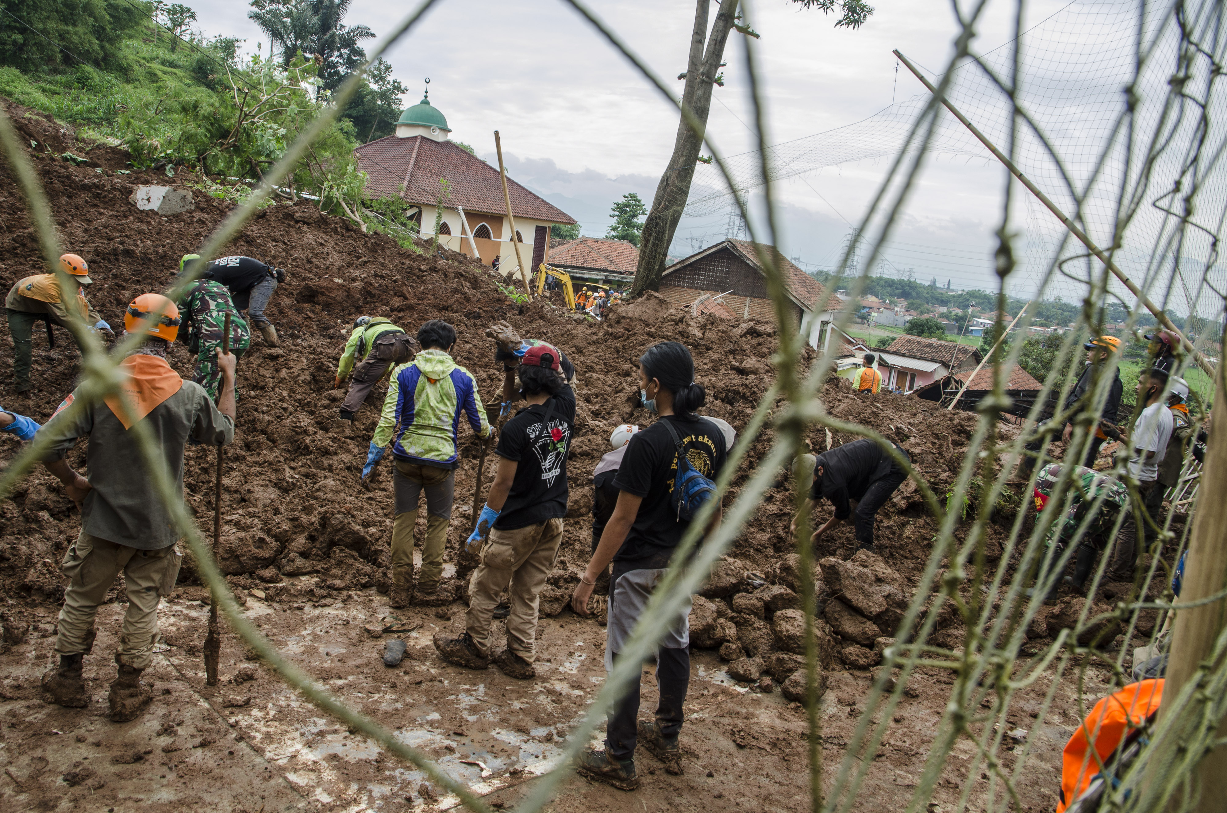  Pencarian korban tanah longsor di Cimanggung, Kabupaten Sumedang, Jawa Barat, masih berlangsung