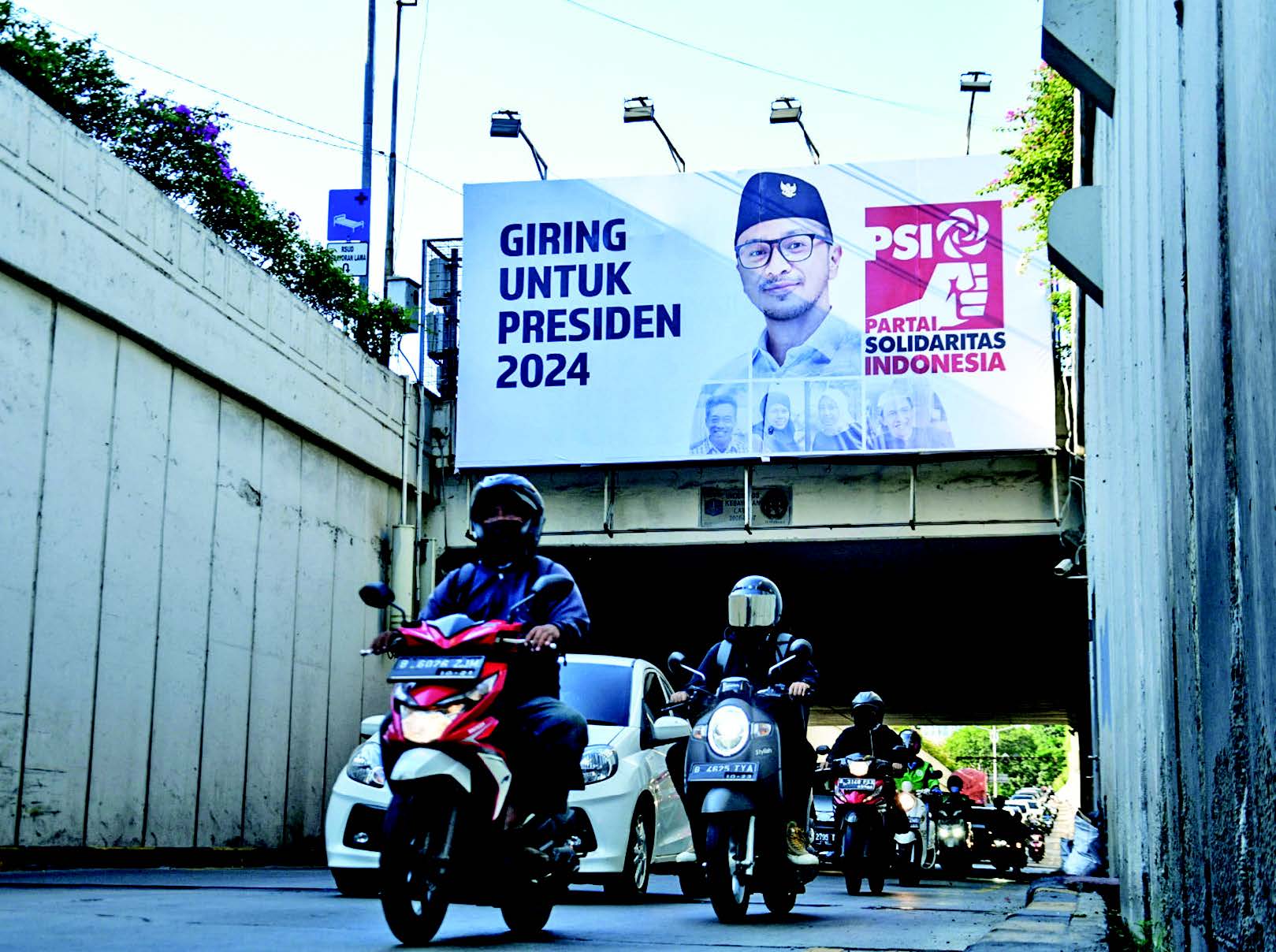 INGIN MAJU DI 2024: Baliho penyanyi Giring Ganesha yang juga politikus PSI terpampang di underpass Gandaria, Kebayoran Baru, Jakarta Selatan