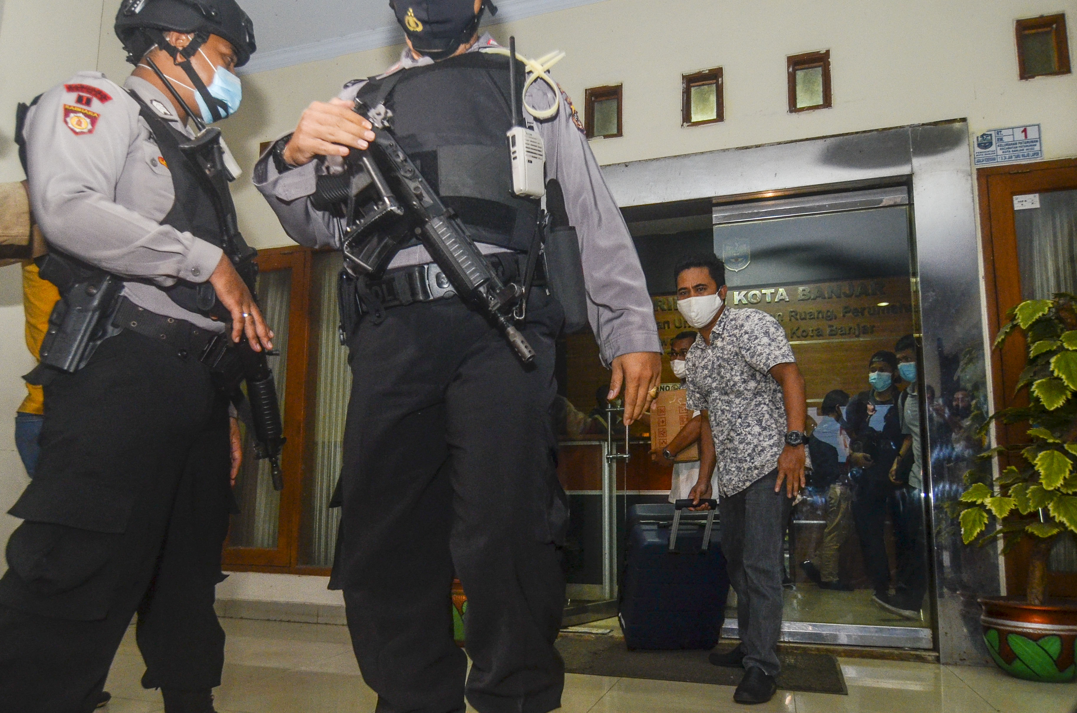 Penyidik KPK membawa koper usai menggeledah kantor Dinas PUPR Kota Banjar, 10 Juli 2020, dalam kaitan kasus dugaan korupsi infrastruktur.