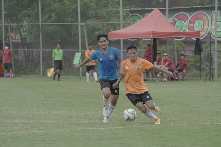  Aksi para pemain timnas Indonesia U-23 saat menggelar pemusatan latihan di Jakarta, sebagai persiapan menghadapi SEA Games 2021. 