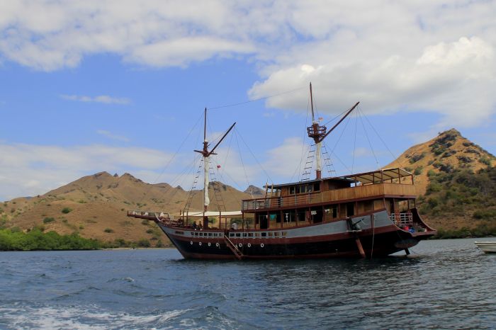 Kapal wisata berlabuh di perairan Golo Mori, Kecamatan Komodo, Manggarai Barat, NTT, yang menjadi salah satu destinasi wisata premium. 