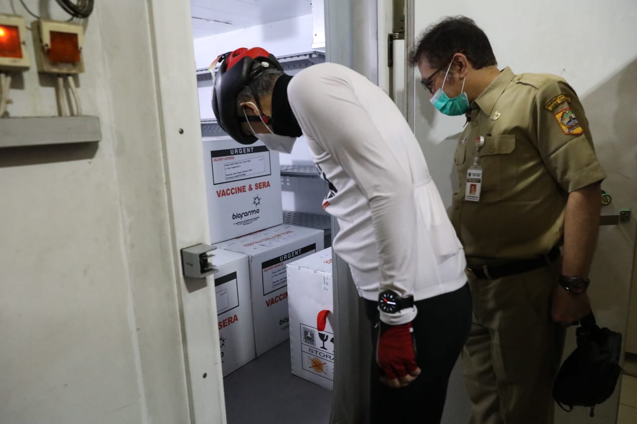 Gubernur Jawa Tengah Ganjar Pranowo meninjau vaksin covid-19 di gudang Dinas Kesehatan Pemprov Jateng, Semarang.