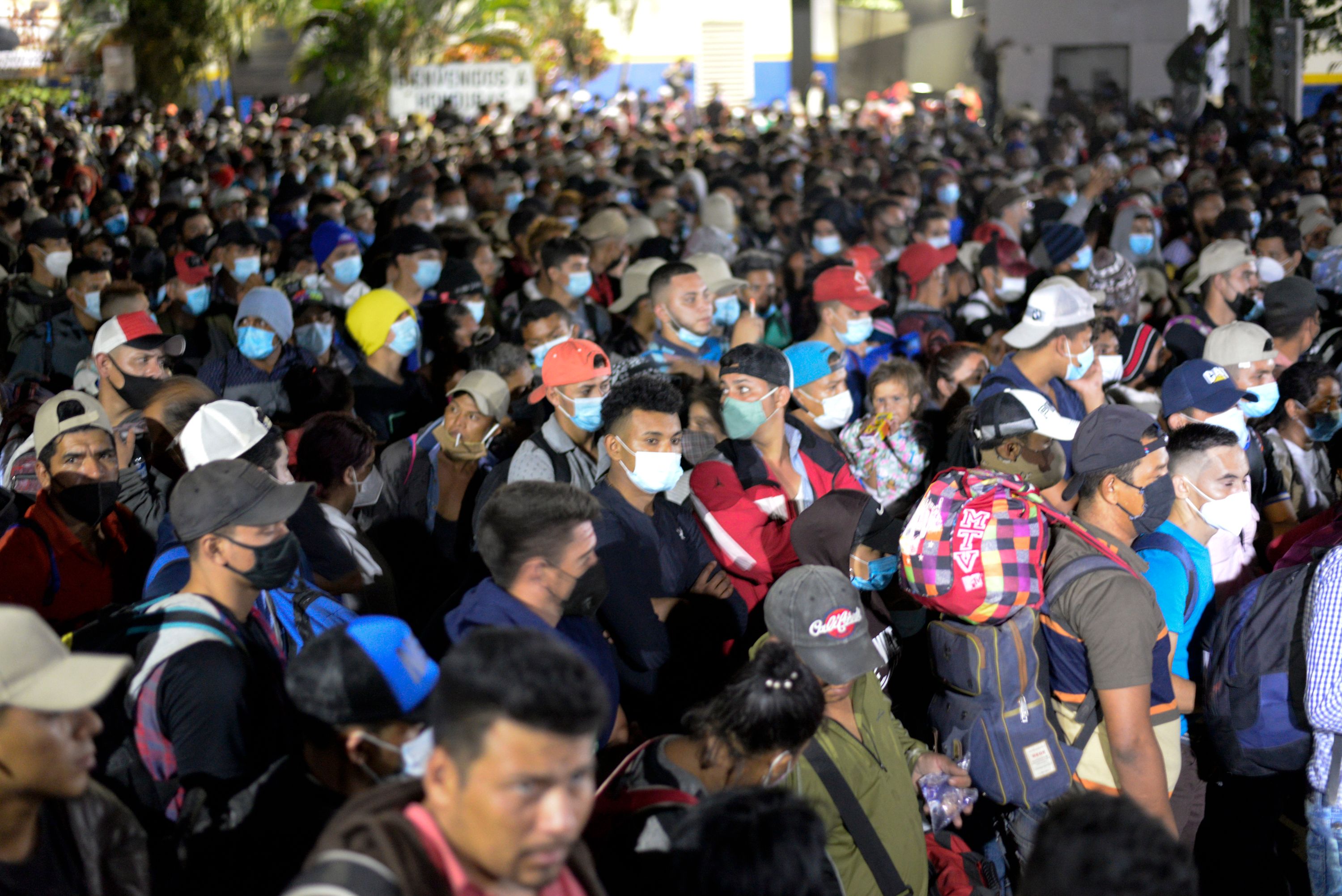 Ribuan pekerja migran Honduras berusaha melewati barikade polisi untuk melintasi perbatasan menuju AS di El Florido, Guatemala.