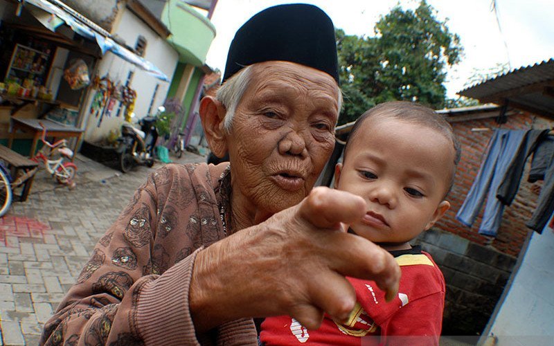 Mad Napi,61, mantan penderita Kusta bermain bersama cucunya di perkampungan penderita Kusta, Sitanala, Neglasari, Tangerang, Banten.