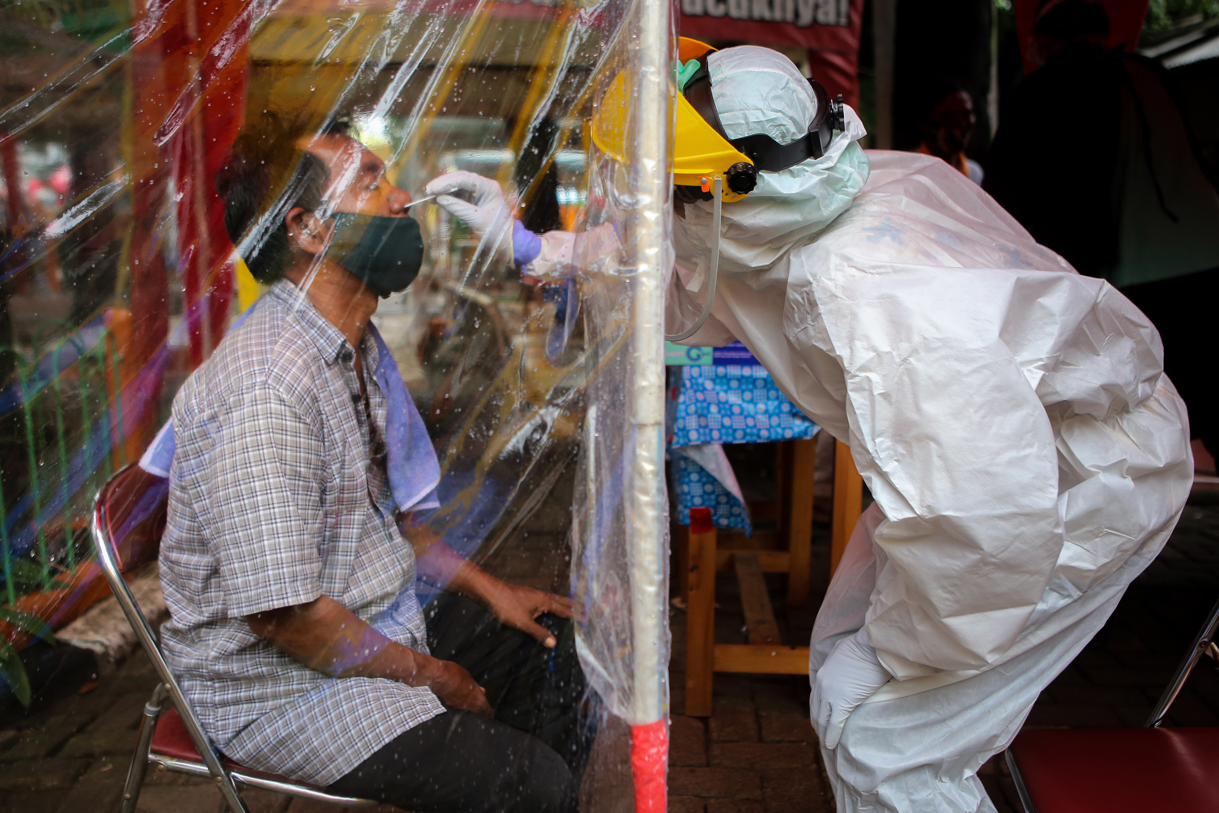Petugas kesehatan melakukan tes antigen