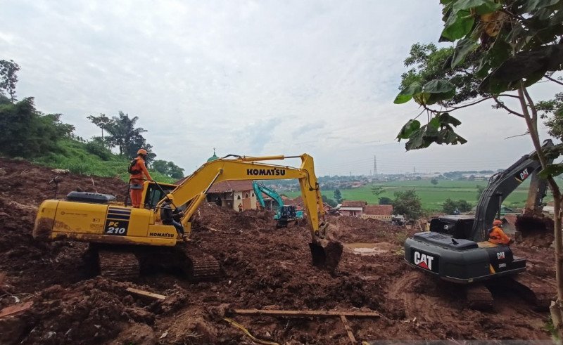 Tim SAR gabungan masih mencari 11 orang yang tertimbun longsoran tanah di Desa Cihanjuang, Kecamatan Cimanggung, Sumedang, Jawa Barat.