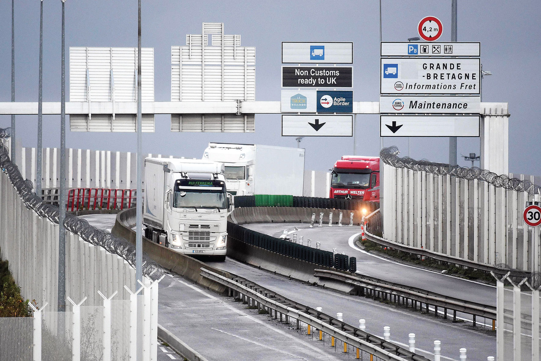 ARUS BARANG DI PELABUHAN: Truk pengakut barang tiba melalui Terowongan Channel yang menghubungkan Inggris dengan Prancis di Pelabuhan Calais