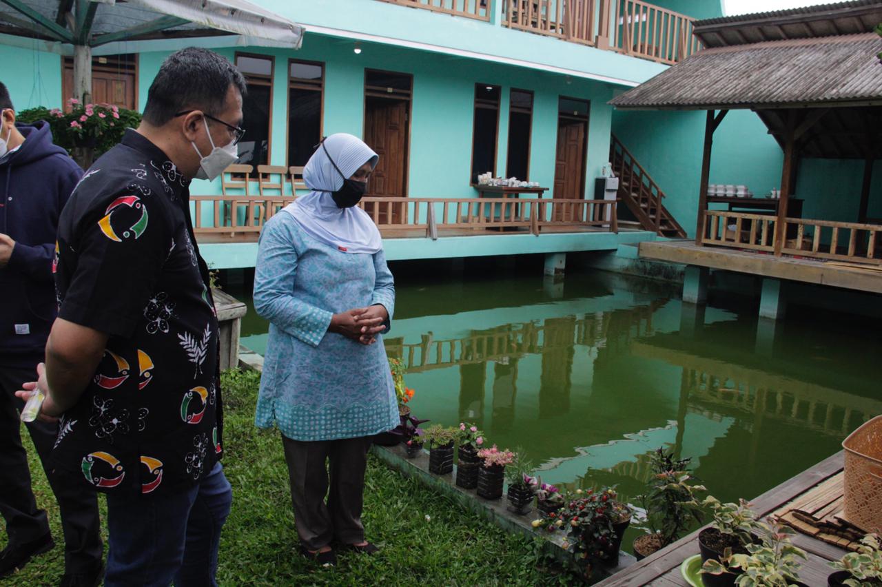 Kepala Pusat Pelatihan Pertanian BPPSDMP, Bustanul Arifin, mengunjungi P4S Astuti Lestari di Kabupaten Bandung Barat, Jawa Barat.