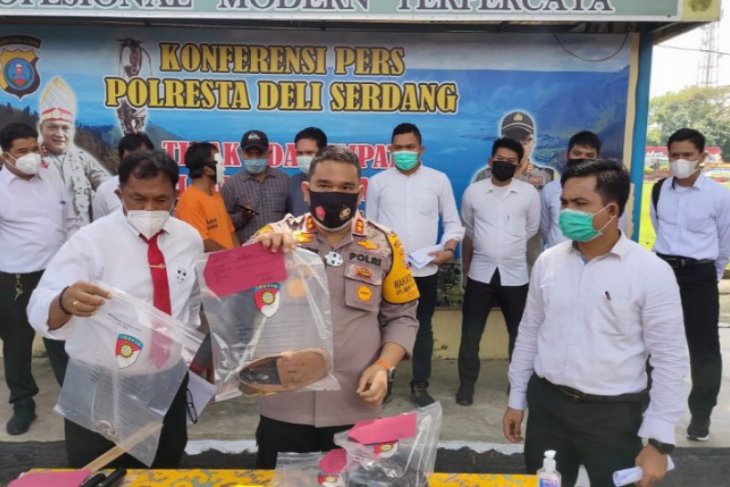 Wakapolresta Deli Serdang AKBP Julianto P Sirait menggelar jumpa pers kasus pembunuhan petani di Mapolresta Deli Serdang, Senin (25/1).