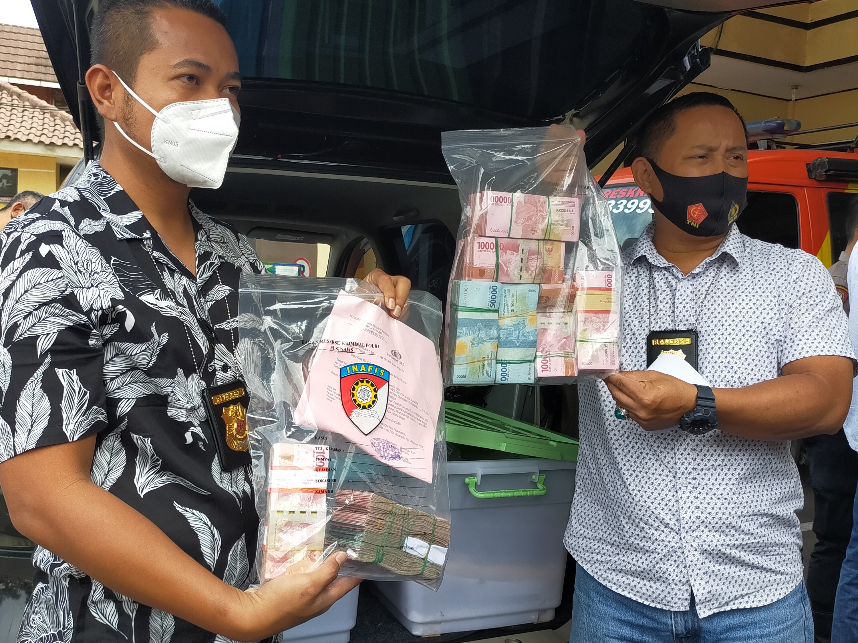 Polisi menunjukkan barang bukti kasus dugaan korupsi Dana Hibah KONI Tasikmalaya