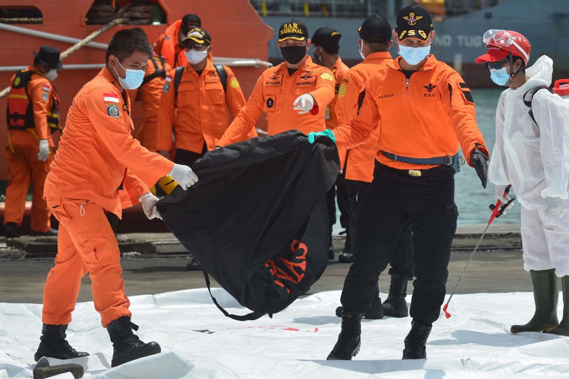 Proses pencarian korban SJ-182