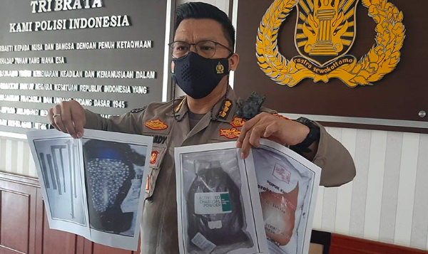 Kepala Bidang Humas Polda Aceh Kombes Pol Winardy memperlihatkan foto barang bukti penangkapan terduga teroris di Mapolda Aceh di Banda Aceh